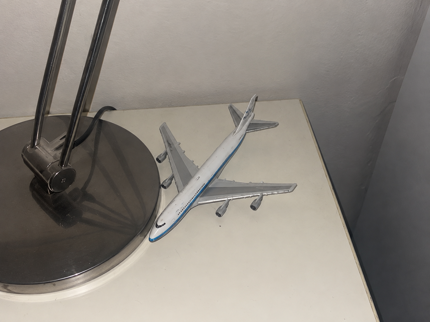 Model airplane shown in Amber’s follow-up message to Layla